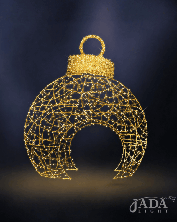 Julekugle med varm hvid Jadalight PRO samt håndlavet aluminiumskonstruktion med guldfarvet puvlerlakering.