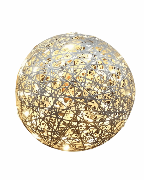 Glasfiber kugle med JadaLight PRO lyskæde i varm hvid.