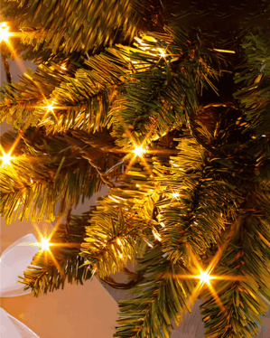 Nærbillede af grene fra et juletræ dekoreret med varm-hvide LED-lys, der skaber en glødende og festlig belysning. Lyset reflekteres i de grønne nåle og tilføjer en varm og hyggelig stemning, perfekt til juledekorationer.
