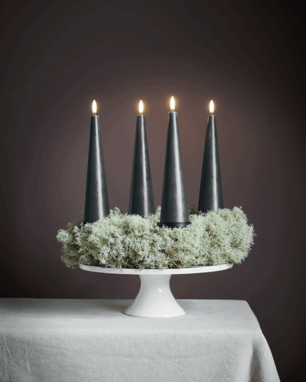 Adventskrans på opsats med grønne kegleformede LED bloklys.