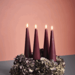 Giftbox w. spike, remote, LED cone candle, Wine red, Smooth, 4-pack, 5,8x21,5 cm Rød, Wine Red