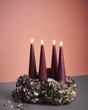 Adventkrans med fire mørkerøde kegleformede LED stearinlys.
