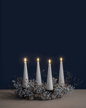 Adventskran med 4 hvide kegleformede LED lys fra Uyuni Lightning.