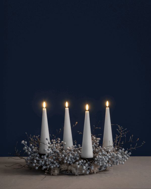 Adventskran med 4 hvide kegleformede LED lys fra Uyuni Lightning.