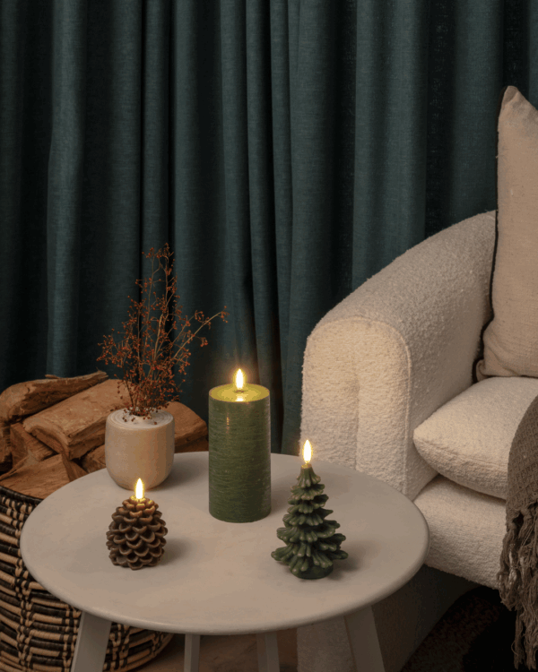 Julebord med LED stearinlys med juletema