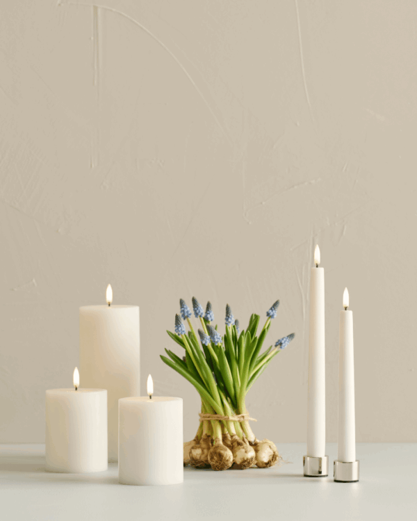 Forårsstemning med LED bloklys og blå forårsblomster.