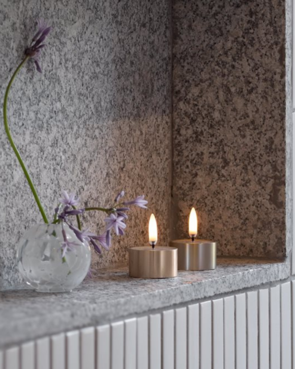 Badeværelse med LED stearinlys med messingfinish