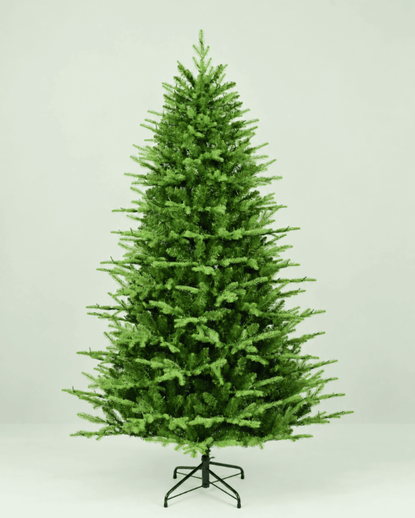 Grønt juletræ med tætte grene