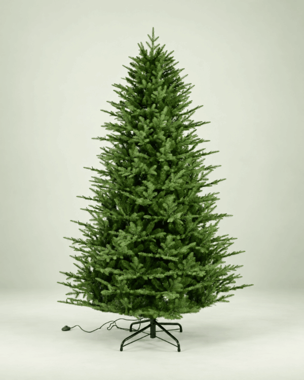 Grønt juletræ med mange grene.